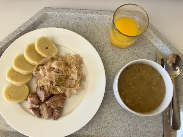 hrstková polévka, vepřové výpečky s bramborovými knedlíky a zelím