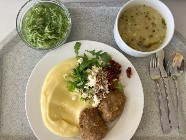 květáková polévka, karbanátek s okarou, bramborová kaše