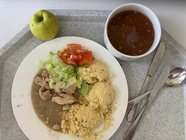 fazolová polévka, krůtí kostky na divoko s kuskusem