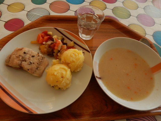 fazolová polévka, ryba na bylinkách, bramborová kaše, grilovaná zelenina