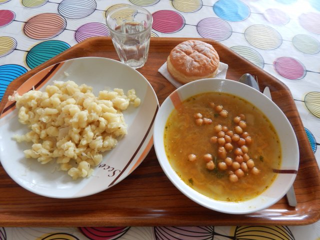 česnečka s krutony, halušky se zelím, moučník