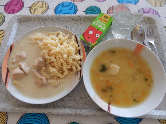 jáhlová polévka s mrkví, krůtí na kari, těstoviny, džus