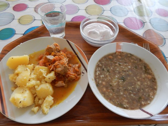 hrstková polévka, vepřové v mrkvi, brambory, jogurt s ovocem