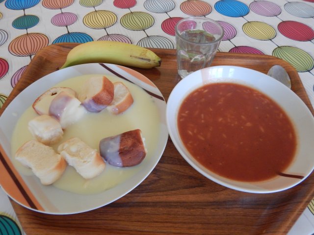 tomatová polévka s těstovinou, buchtičky se šodó, banán