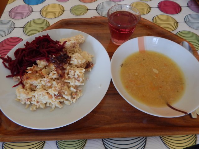 polévka z červené čočky, šunkofleky, červená řepa