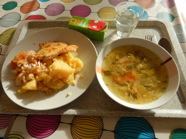 pórková polévka, kuřecí plátek se sýrem, brambory, zeleninový salát