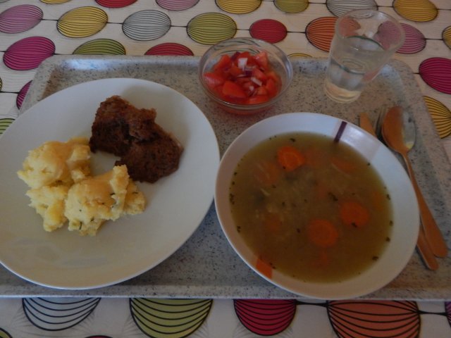 bramborová polévka, sekaná, šťouchané brambory, rajčatový salát