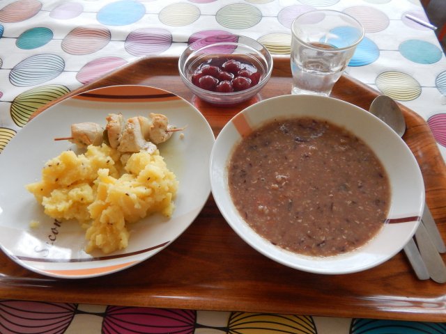 hrstková polévka, kuřecí špíz, brambory, kompot