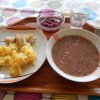 hrstková polévka, kuřecí špíz, brambory, kompot