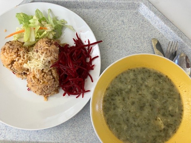 špenátová s vajíčkem, vepřové rizoto po srbsku