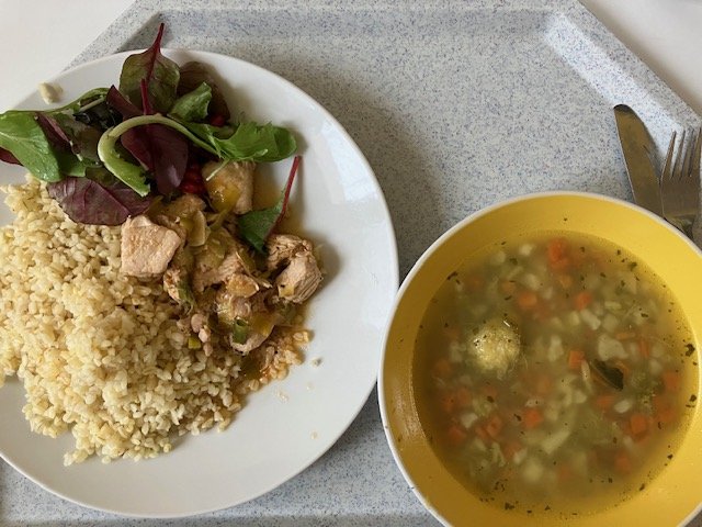 zeleninová polévka, krůtí maso na pórku, bulgur