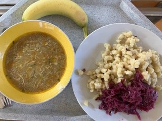 kmínová polévka s vejci, halušky se zelím