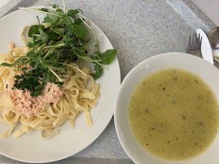 cuketová polévka, těstoviny s lososem