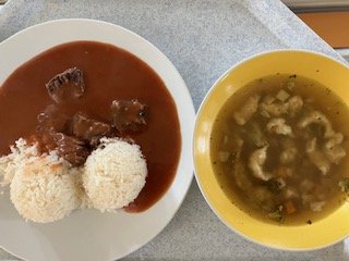 vývar se strouháním, rajská omáčka s hovězím masem a rýží