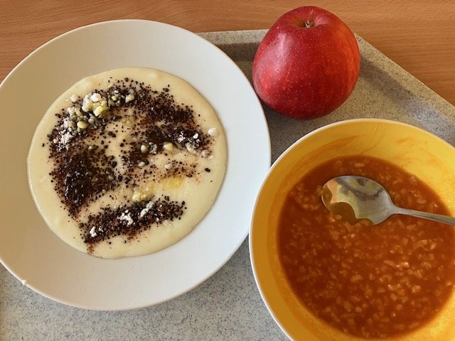 tomatová polévka s rýží, krupičná kaše