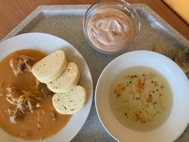 vývar s těstovinami, segedínský guláš s houskovým knedlíkem