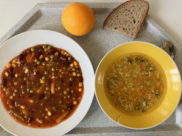 zeleninová polévka s bulgurem, baskidské fazole s chlebem