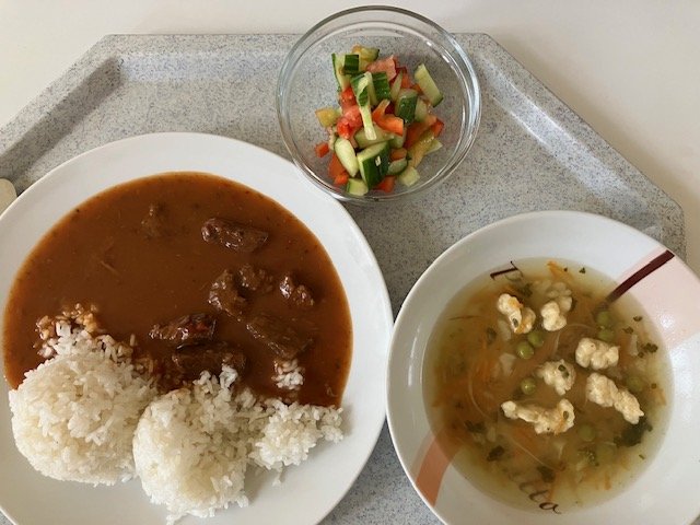 vývar s noky, cikánská hovězí pečeně, rýže