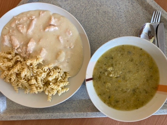 pórková polévka s červenou čočkou, kuřecí maso, sýrová omáčka, těstoviny