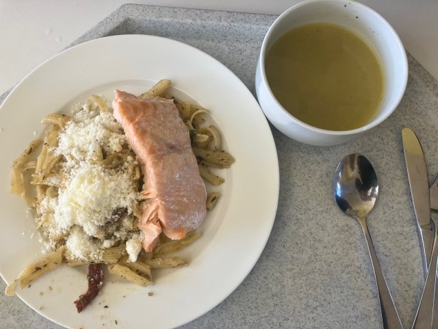 cuketová polévka, těstoviny s lososem, rajčaty a špenátem