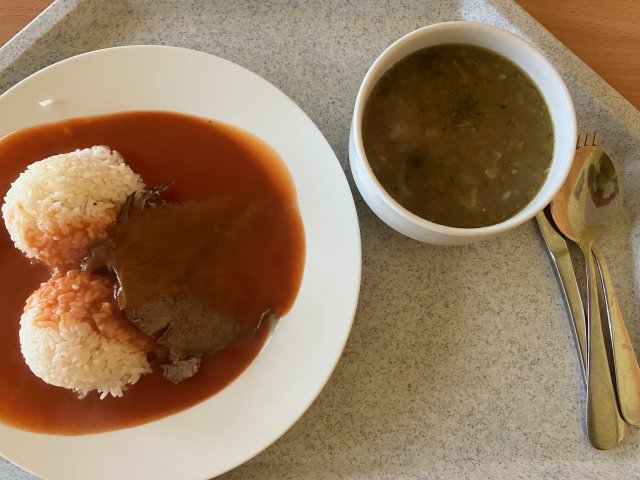 vývar se strouháním, rajská omáčka s hovězím masem a rýží