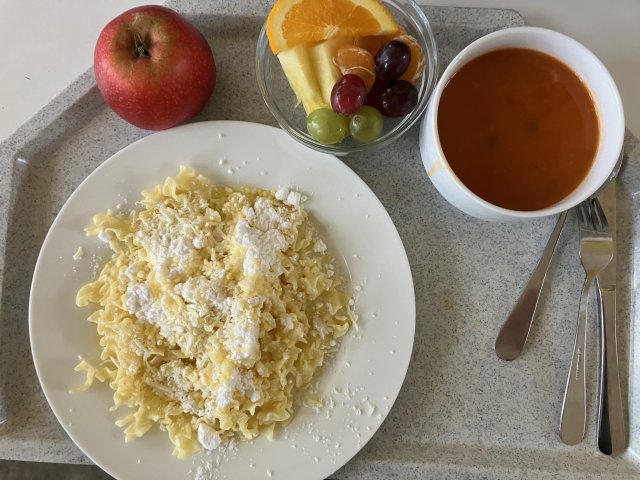 tomatová polévka s rýží, nudle s tvarohem