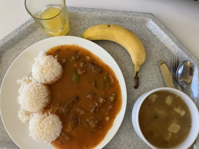 vývar s noky, cikánská hovězí pečeně, rýže