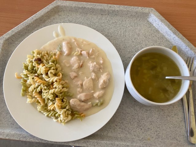 pórková polévka, kuřecí maso se smetanovosýrovou omáčkou a těstoviny