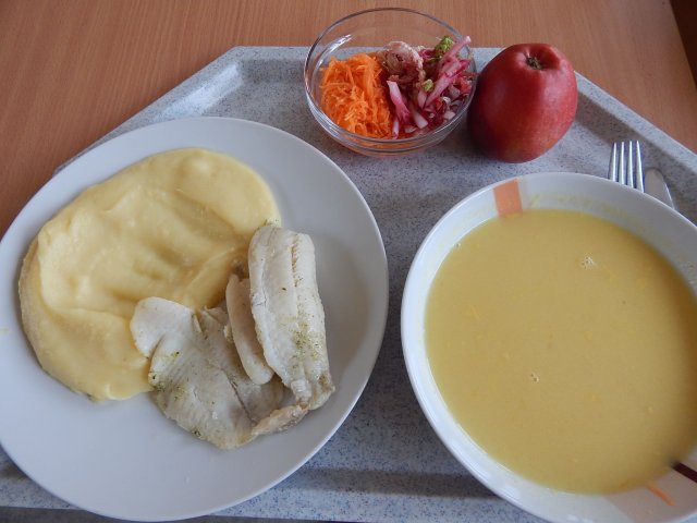 dýňová polévka, talápie na bylinkách, šťouchané brambory