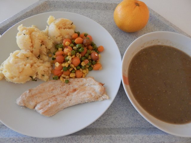 čočková polévka, kuřecí plátek, brambory, dušená zelenina