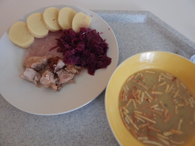 cuketová polévka, vepřové výpečky, bramborový knedlík, zelí