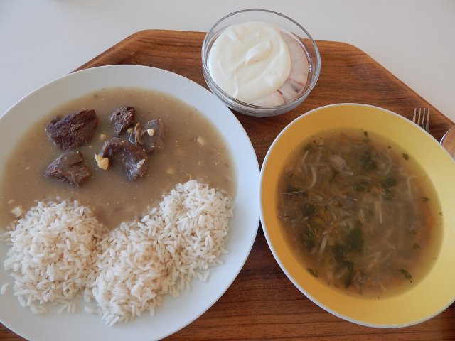 vývar s těstovinou, štěpánská hovězí pečeně, rýže