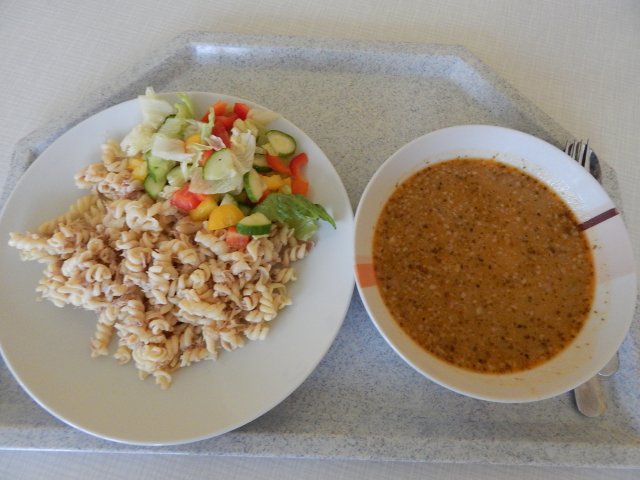 gulášovka, těstovinový salát s tuňákem, zelenina