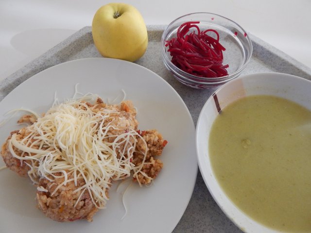 brokolicové polévka, srbské rizoto s vepřovým masem a sýrem