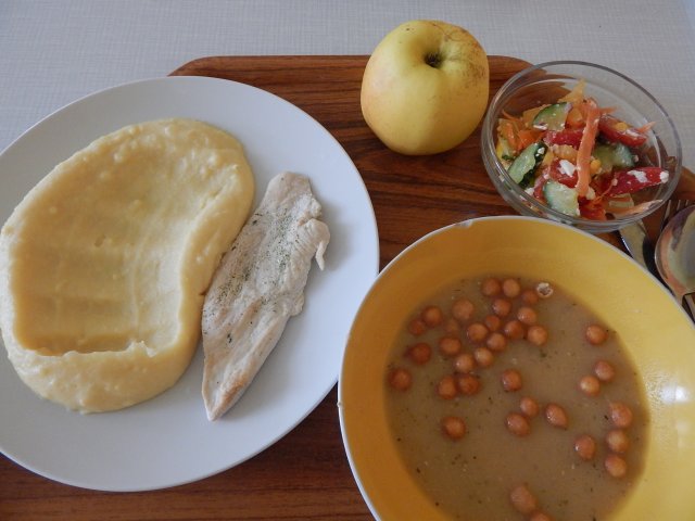 hrachová polévka, kuřecí plátek na bylinkách, bramborová kaše