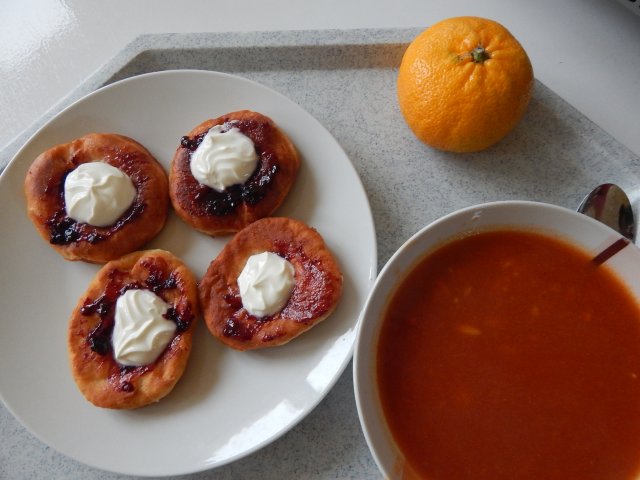 tomatová polévka, bavorské vdolečky s marmeládou a tvarohem