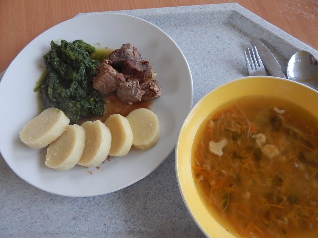 vývar s kapáním, hovězí na česneku, bramborový knedlík, špenát