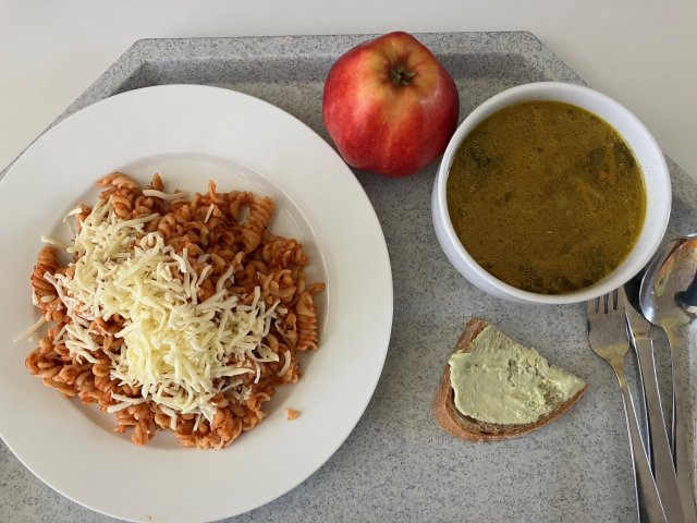 zeleninová polévka, těstoviny s tomatovou omáčkou a mozzarelou