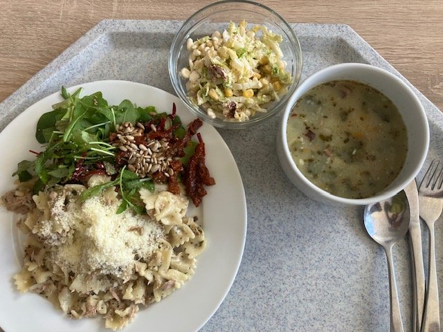 kapustová, těstoviny s tuňákem a parmasánem