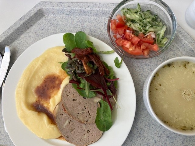 krémová polévka, sekaná pečeně s okarou a bramborovou kaší