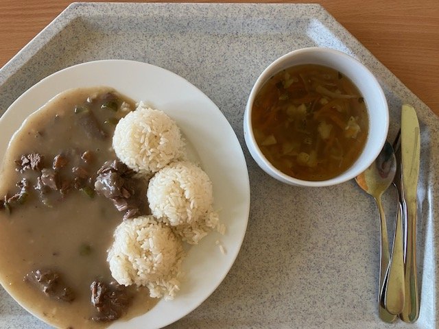 hovězí vývar, hovězí znojemská pečeně s rýží