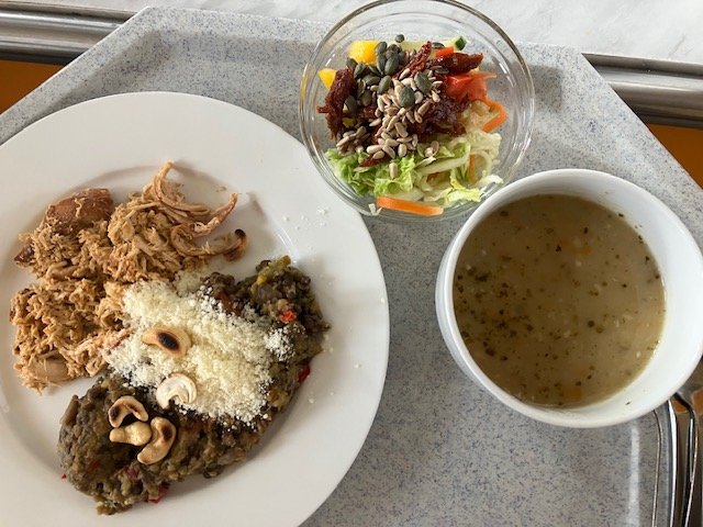 bramboračka, trhané krůtí maso se salátem beluga