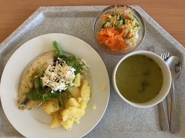 vývar s drožďovým kapáním, okoun na másle s bramborem