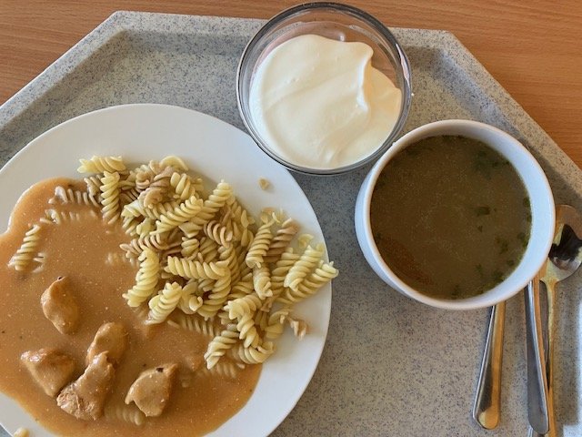 cibulačka, kuřecí kostky na paprice s těstovinami