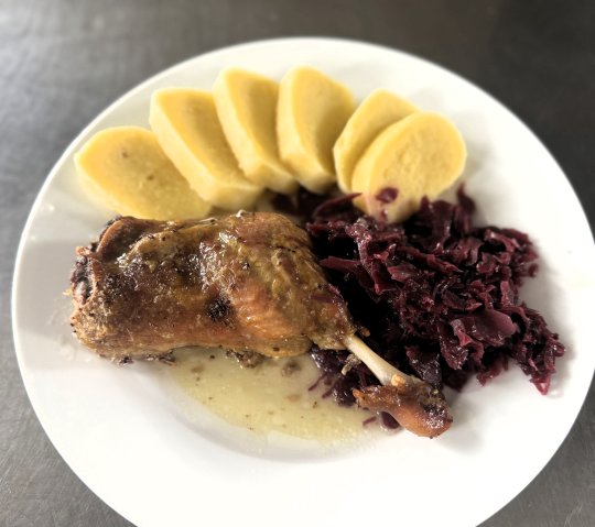pečené kachní stehno s bramborovými knedlíky a červeným zelím