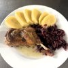 pečené kachní stehno s bramborovými knedlíky a červeným zelím