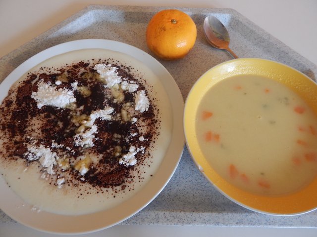 kukuřičná polévka s mrkví, krupičná kaše, ovoce