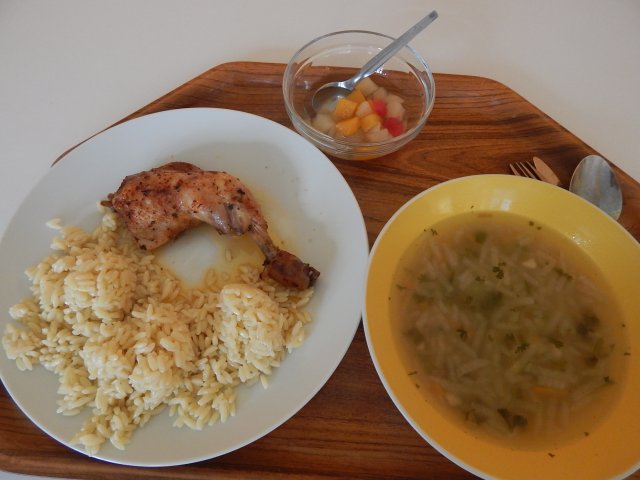 kedlubnová polévka s pohankou, pečené kuřecí stehno, těstoviny, kompot