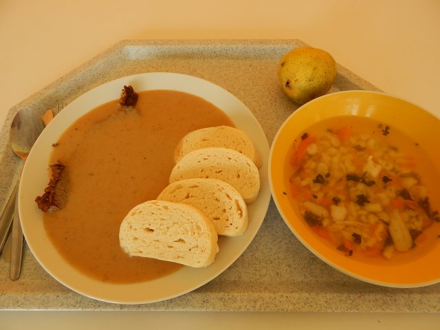 hovězí vývar s vaječným strouháním, svíčková na smetaně, houskový knedlík, ovoce