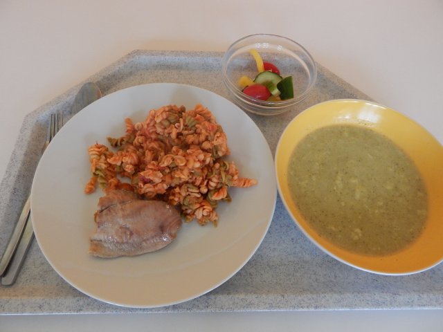 brokolicová polévka, sumeček, těstoviny, zeleninový salát